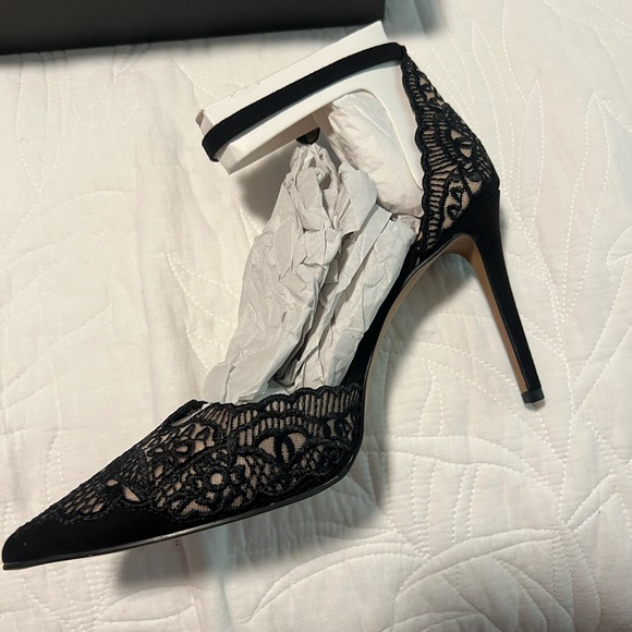 Elegant Black Lace Women's Shoes. The detail is so beautiful. 3-1/2” heel. - Picture 3 of 6